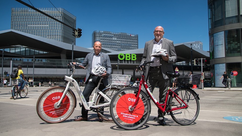 CEO of ÖBB Andreas Matthä with bicycle, source: ÖBB
