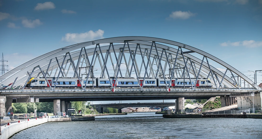 Belgian train on railway bridge, photo: NMBS