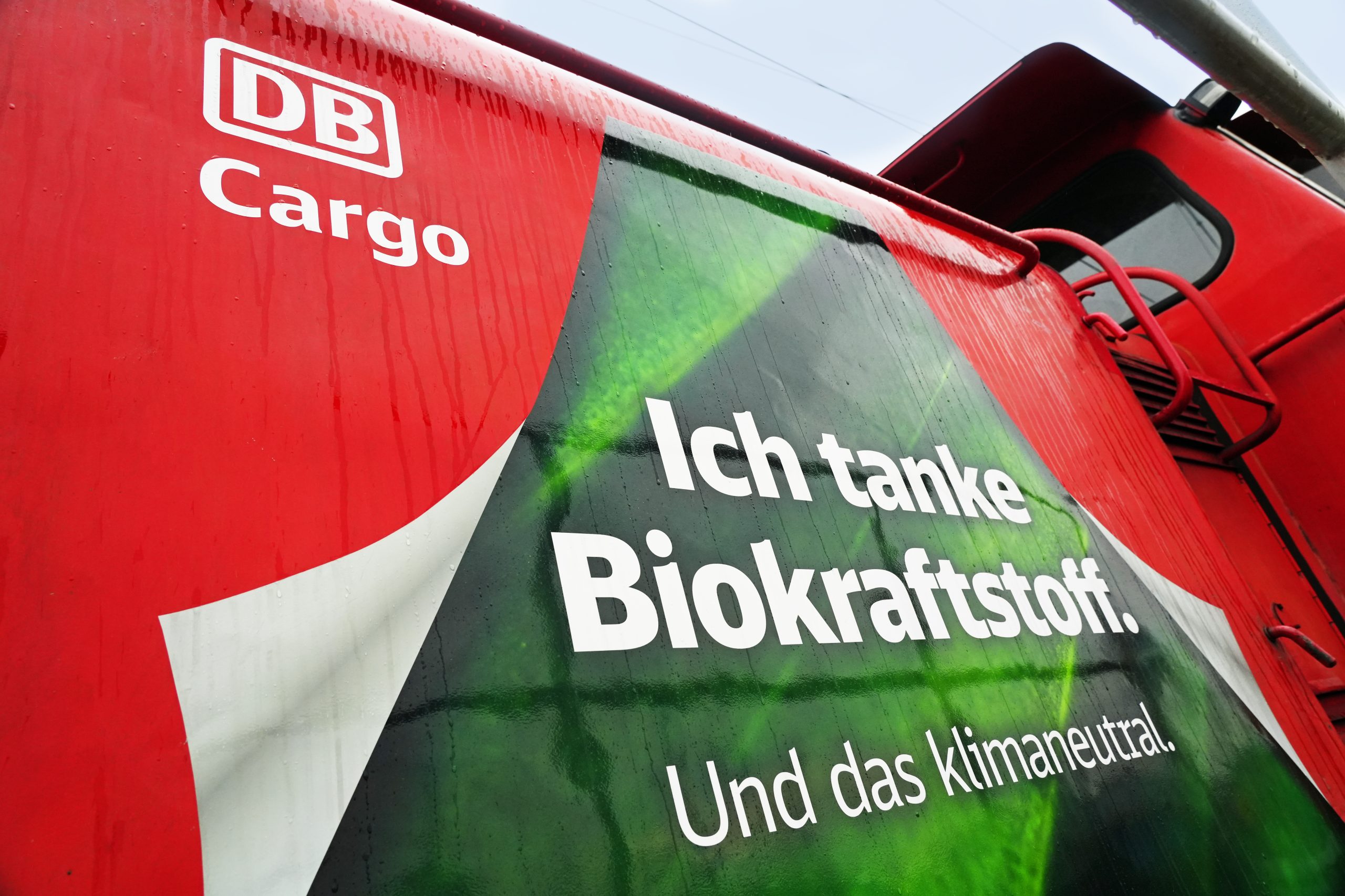 "I tank biofuel" on a DB cargo train
