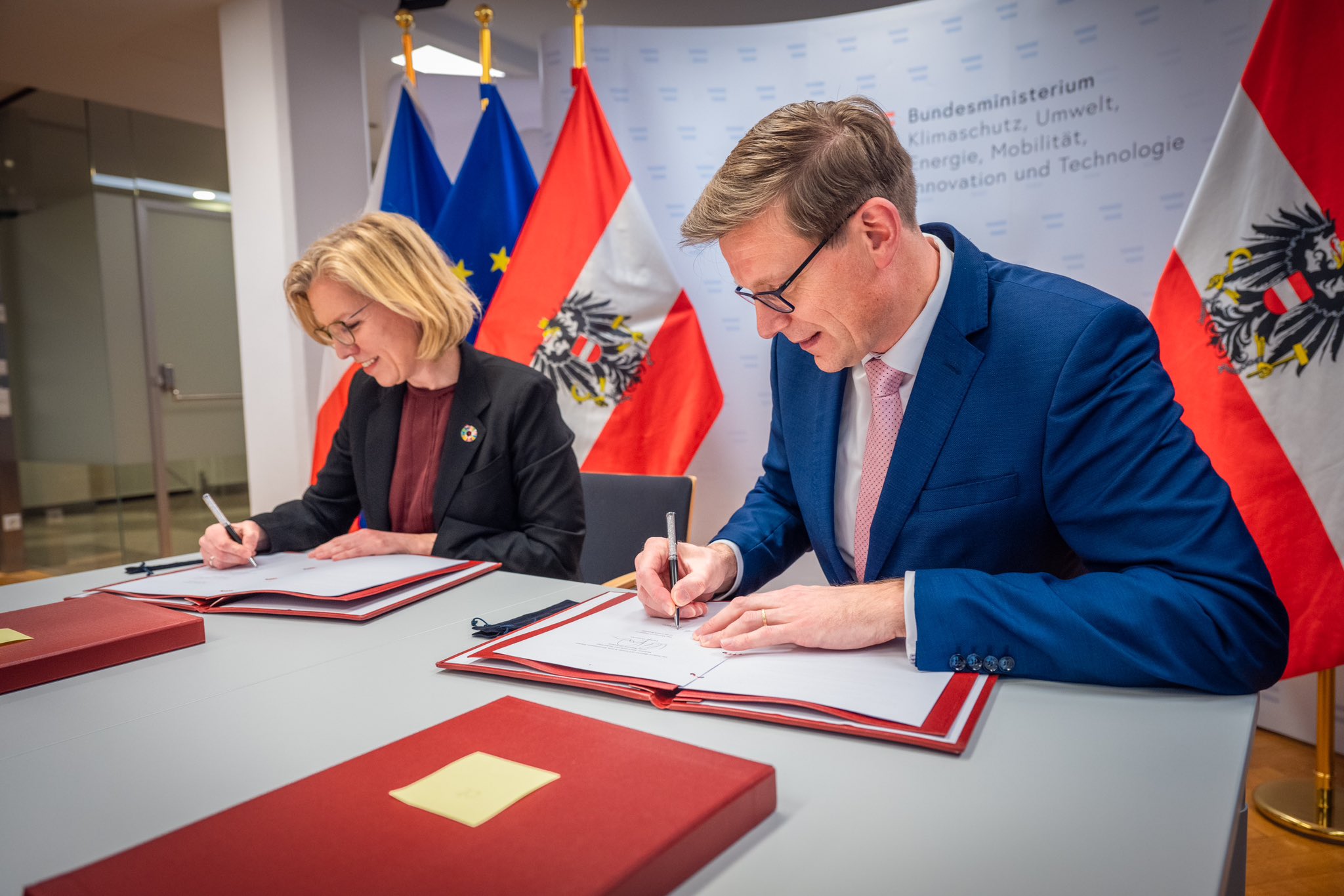 Austrian minister Gewessler and Czech minister Kupka sign the agreement 