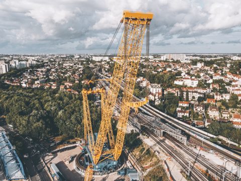 Their replacement involved Sarens's SGC-90 Electric Ring Crane nicknamed "Little Celeste.". With a height of 100 metres and a total weight of over 4,544 tonnes, it is one of the world's largest cranes. The crane was handled by a Sarens team. The crane will be completely dismantled in September.