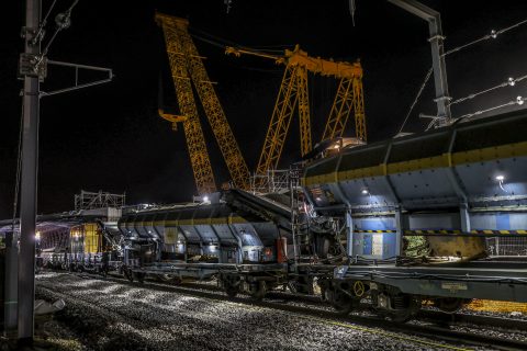 On the weekend of 14 July, they laid 600 metres of track in a 34-hour operation. A second lightning operation will take place from 10 August to lay 800 metres of track and ballast, as well as tamp, stabilise, and weld for 84 hours.