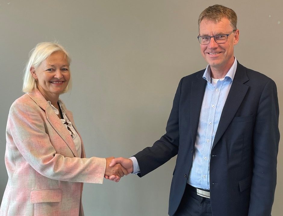 Vy's CEO Gro Bakstad and Railway Director Knut Sletta signed the agreements for Eastern Norway on 29 June. Image: Norwegian Railway Directorate