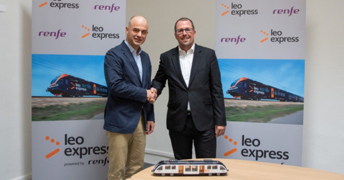 Renfe President Raül Blanco and CEO of Leo Express, Peter Köhler shake hands