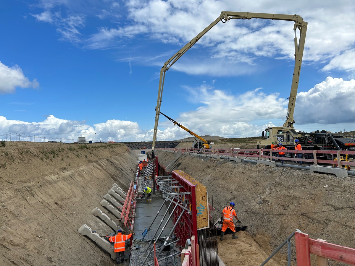 Construction of the support wall for the trough of the new railway line in Germany 