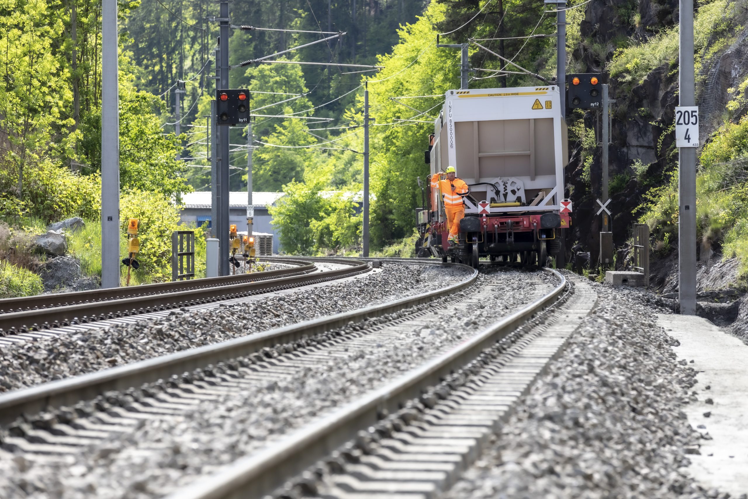 Train on track (Photo: TU Graz, Institut f. Eisenbahnwesen)