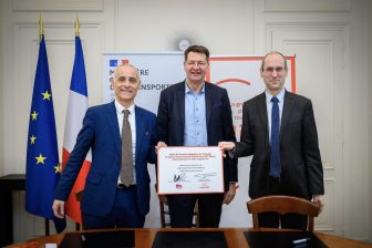 Signing of the framework agreement in the presence of Patrice Vergriete, Minister for Transport (centre), Matthieu Chabanel, Chairman and CEO of SNCF Réseau (right) and Laurent Fourtune, Chairman of Kevin Speed (left).