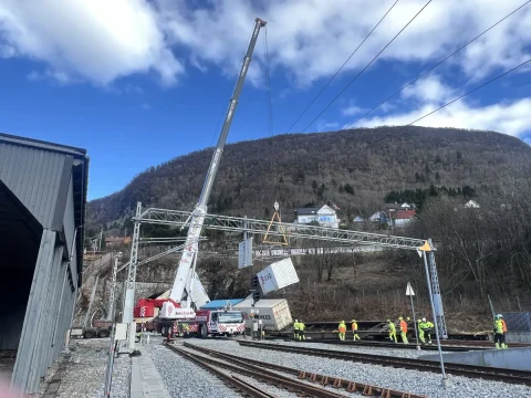 Extraction of the containers and undamaged freight cars with a mobile crane.