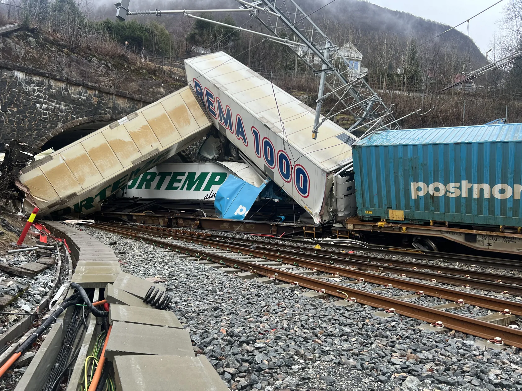 Derailed freight cars (Photo: Bane NOR)